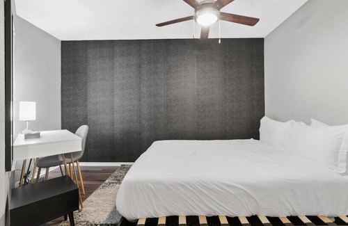 Brentwood Apartment | Modern Luxe 1B City Skyline View Near Downtown