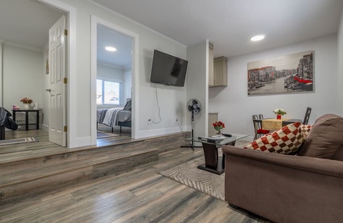 Mill Lake House | Cozy Lakeside 2 Bedroom Suite