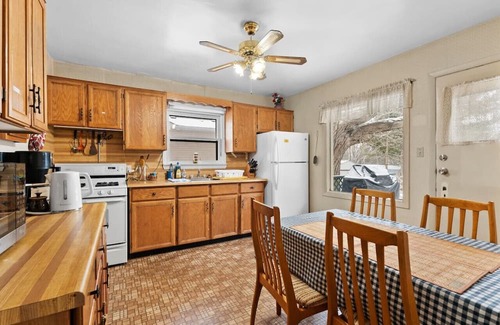 Marmora House | Affordable Lakeside Retreat for Groups