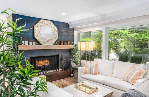Etobicoke House | Super Lux Designer Co-Living, Hot Tub, Movie Theatre, Tesla Charger, Fireplaces