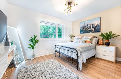 Etobicoke House | Experience Modern Elegance & Connectivity in Our Etobicoke Retreat