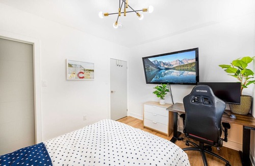 Etobicoke House | Super Lux Designer Co-Living, Hot Tub, Movie Theatre, Tesla Charger, Fireplaces