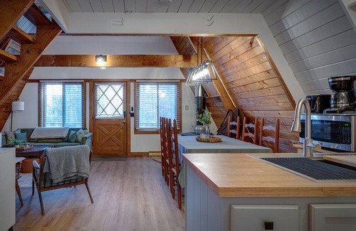 Boyne Falls Cabin | 10 min to Boyne Mountain - Cozy A-Frame Cabin - Springbrook Retreat