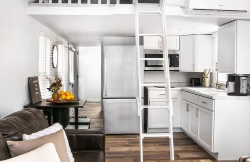 Yorkville Cottage | Deluxe Cottage - Loft - Deluxe Cottage - 1 Bedroom & Loft + Pullout
