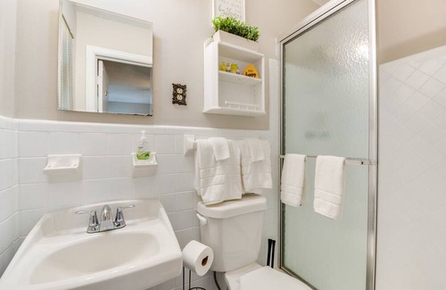 Austell House | Cozy Austell Home w/ Sunroom - 4 Mi to Six Flags!