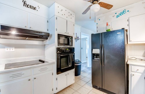 Austell House | Cozy Austell Home w/ Sunroom - 4 Mi to Six Flags!