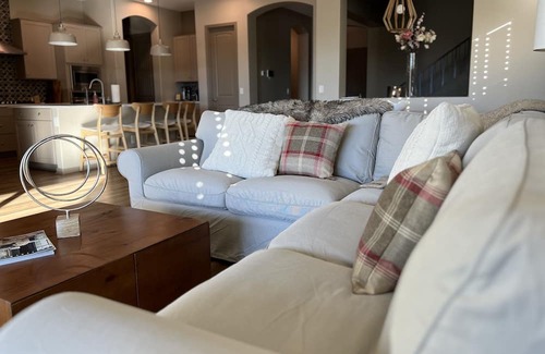 Maricopa House | A Cosmopolitan Glennwilde Home