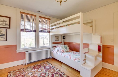 Roseland House | Spacious Virginia Home w/ Porch & Mountain Views