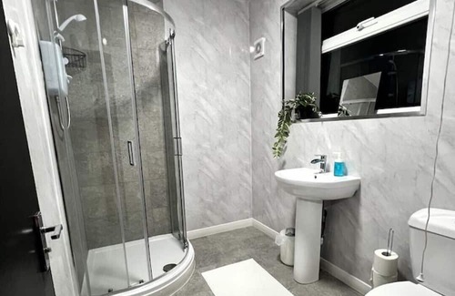 Olton Apartment | Stylish Stay 10 mins from NEC, HS2 & BHX Airport