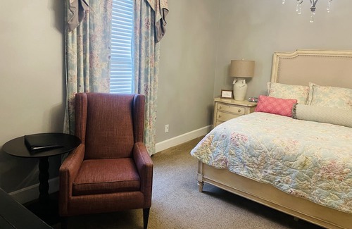 Clemmons Apartment | Lord Linville Room King - Non- Smoking- No Pet