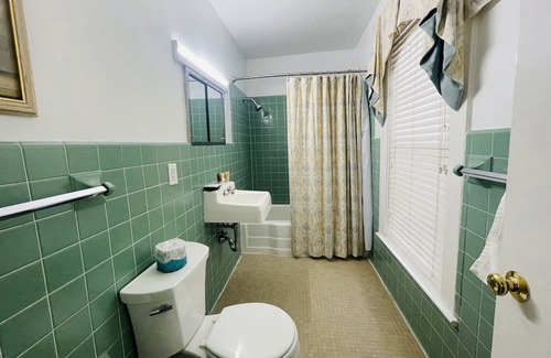 Clemmons Apartment | Lord Linville Room King - Non- Smoking- No Pet