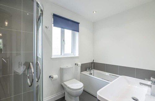 Pembroke Dock House | Martello View - 3 Bedroom Holiday Home - Llanreath