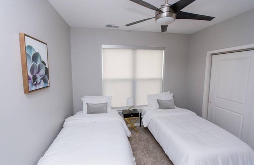 DeBaliviere Place Apartment | St. Louis | Luxurious 2BD/2BA Forest Park Apartment