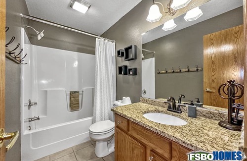 Pleasant Hill House | Executive house just 10 min Downtown Des Moines 5BR 3 1/2bath 2car Indoor garage