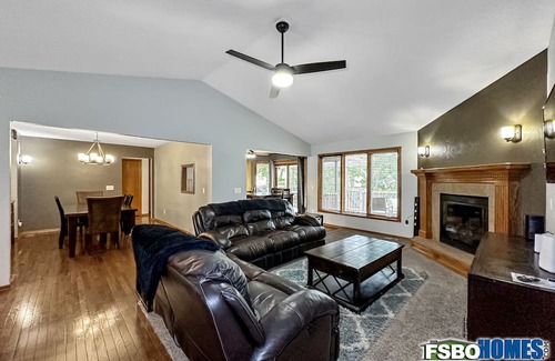 Pleasant Hill House | Executive house just 10 min Downtown Des Moines 5BR 3 1/2bath 2car Indoor garage
