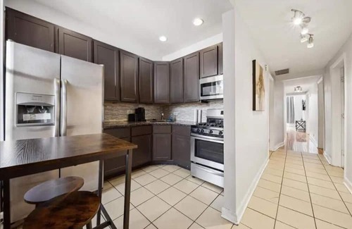 Grand Boulevard Apartment | Bronzeville Condo By Hyde Park