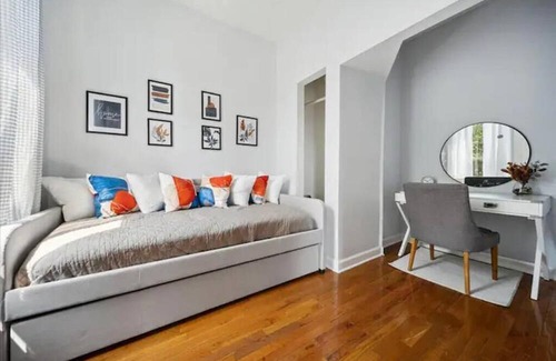 Grand Boulevard Apartment | Bronzeville Condo By Hyde Park