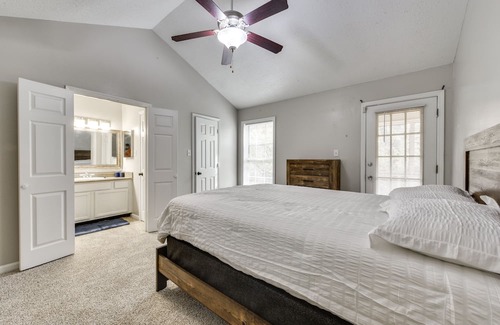 Mid City South Condo | Baton Rouge Condo w/ Pool & Balcony, Near Golfing!