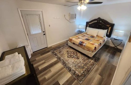 Whitehaven Cottage | Spacious Gated 1 BR Cottage with washer and dryer