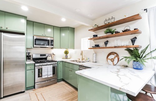 Valencia House | 14 Minutes to Magic Mountian-Cozy In-Law Suite