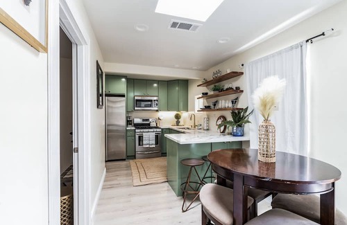 Valencia House | 14 Minutes to Magic Mountian-Cozy In-Law Suite