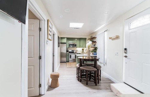 Valencia House | 14 Minutes to Magic Mountian-Cozy In-Law Suite