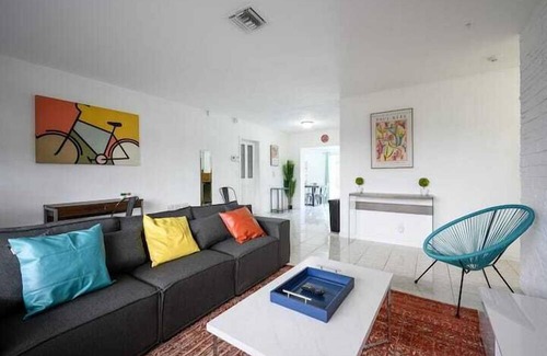 West Hollywood Apartment | 3 Bedroom 808404 by Houzlet