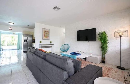 West Hollywood Apartment | 3 Bedroom 808404 by Houzlet
