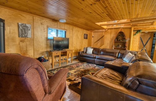 Island Park Cabin | Cozy Bear Cabin | Sleeps 8 | Close to River | 33 miles to YNP