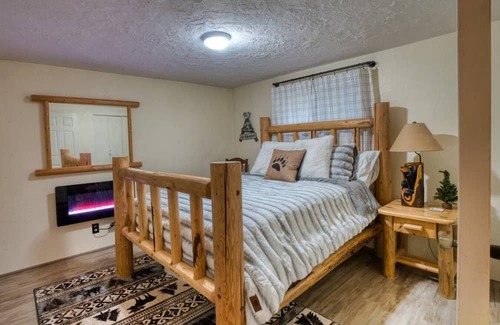 Island Park Cabin | Cozy Bear Cabin | Sleeps 8 | Close to River | 33 miles to YNP