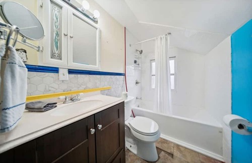 Mayfield Heights House | Colorful and Charming 3b 1b