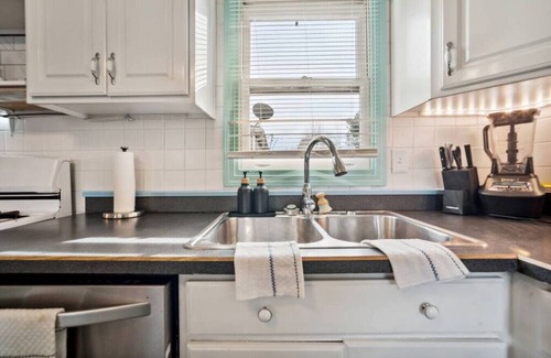 Mayfield Heights House | Colorful and Charming 3b 1b