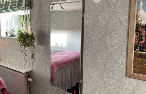 Enskede Apartment | Cosy basement flat in the heart of Tallkrogen - your perfect Stockholm oasis