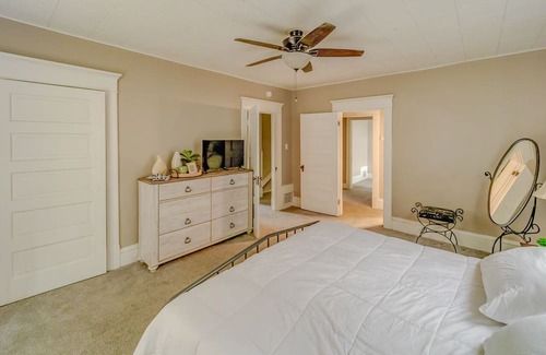 Decatur House | Tesla Charger!! Remodeled 5 bed! Sleeps 12.