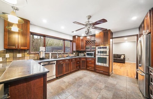 South Fallsburg House | Strictly Kosher 5 Min Walk All Year Shul-Hot Tub, Enclosed Heated Pool+ Gameroom