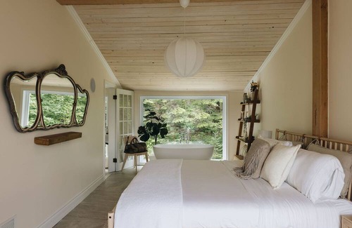 Val Morin Ski Chalet | Luxury Chalet in luarentides with Beautiful Views | HotTub | Sauna | Steam Room