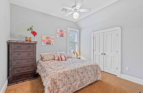 Lake Charles House | The Onyx Bungalow | 6 Bedrooms | 5 mins to Casino