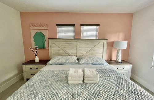 Parkside Apartment | Pink Flamingo getaway in Hollywood Beach! KING BED