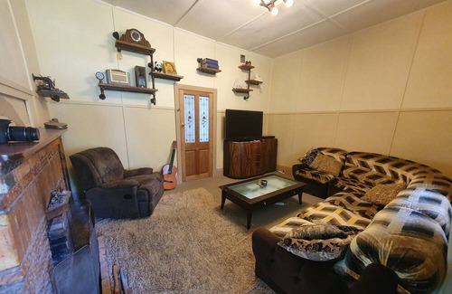 Halls Gap House | Renovated old farmhouse on 1 acre, in the centre of town, with creek and views!