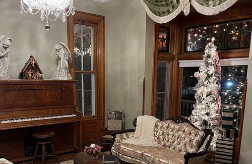 Manistee Bed & Breakfast | The Chandelier Bed & Breakfast ROOM#5