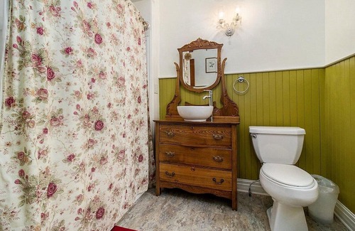 Manistee Bed & Breakfast | The Chandelier Bed & Breakfast ROOM#5