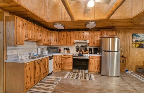 Island Park Cabin | Cozy Bear Cabin | Sleeps 8 | Close to River | 33 miles to YNP