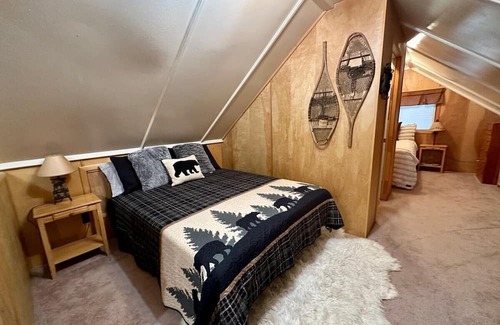 Island Park Cabin | Cozy Bear Cabin | Sleeps 8 | Close to River | 33 miles to YNP