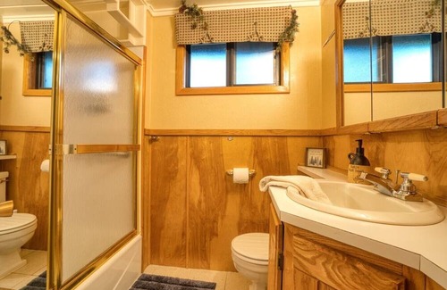 Island Park Cabin | Cozy Bear Cabin | Sleeps 8 | Close to River | 33 miles to YNP