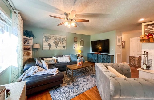 Chickamauga Cottage | Charming Cottage w/ Hot Tub: 15 Mi to Chattanooga!