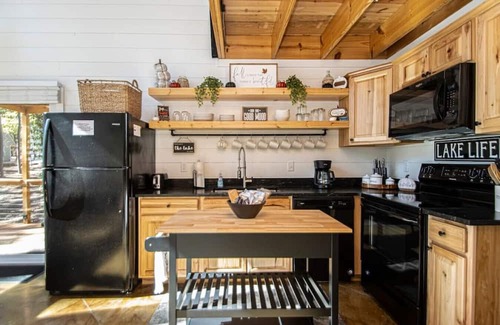 Newnata Cabin | Beautiful Lakefront Cabin