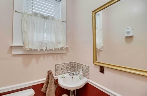 Edinburg House | Historic Downtown Edinburg Home Near Stoney Creek!