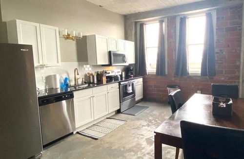 Downtown Apartment | Modern industrial 2 BR, 2 bath Downtown (#7)