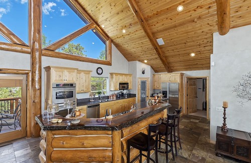 Castle Glen Estates House | Panoramic views, Lake and Mountains. Hot tub, Playground, Firepit, Game room.