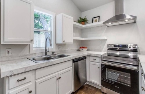 Oak Cliff House | Modern 3 Bedroom Home near bishop arts